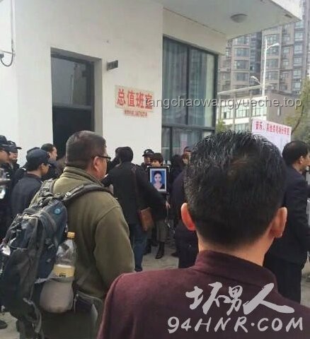 **成都27岁女子家门口遇害案庭审取消：正义路上的波折与思考**